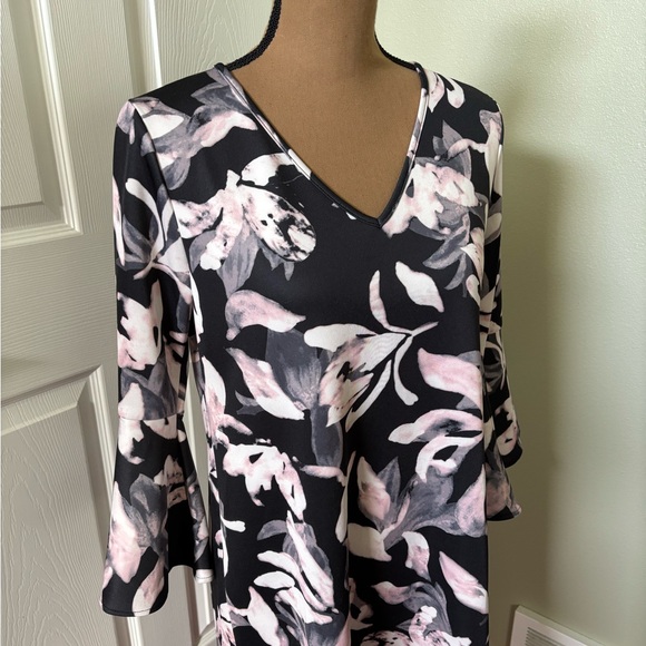 NWT Soon Maternity black floral print V-neck dress with 3/4 sleeves 
Size medium - Picture 3 of 8